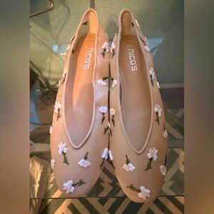Chico's Beige/Nude/Sheer Floral Embroidered Flats-BRAND NEW! Still in box